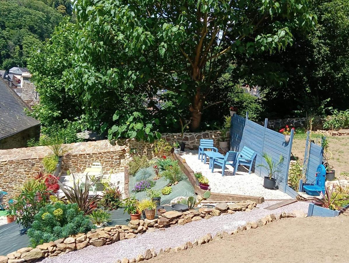 Chambre D'Hote Familiale De La Maison Bleue Lanvallay ภายนอก รูปภาพ