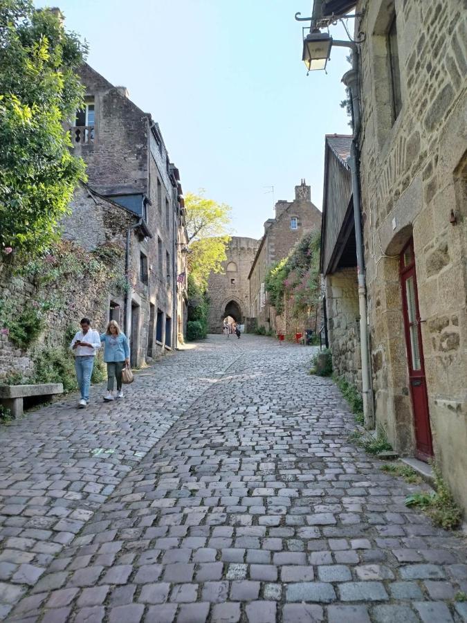 Chambre D'Hote Familiale De La Maison Bleue Lanvallay ภายนอก รูปภาพ